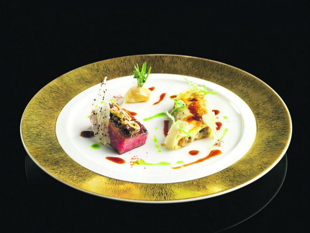 tdy_T's tweet image. FOOD REVIEW: Weekend afternoons are a fine time to dine at #JoelRobuchon restaurants tdy.sg/1FfkudZ