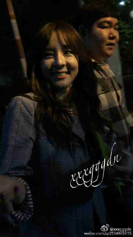 WeLoveDara's tweet photo. Dara signing for fans at YHY Sketchbook recording."@xandiiee: 150421 Dara (via xxxgggdn @ weibo) http://t.co/sNPsV5ZHIR"