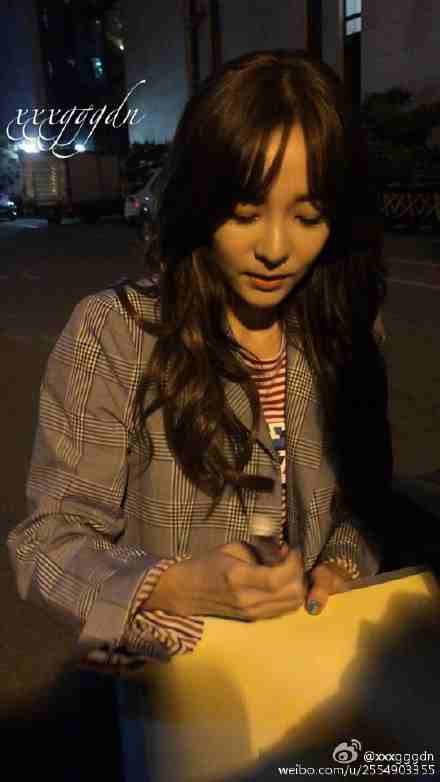 WeLoveDara's tweet photo. Dara signing for fans at YHY Sketchbook recording."@xandiiee: 150421 Dara (via xxxgggdn @ weibo) http://t.co/sNPsV5ZHIR"