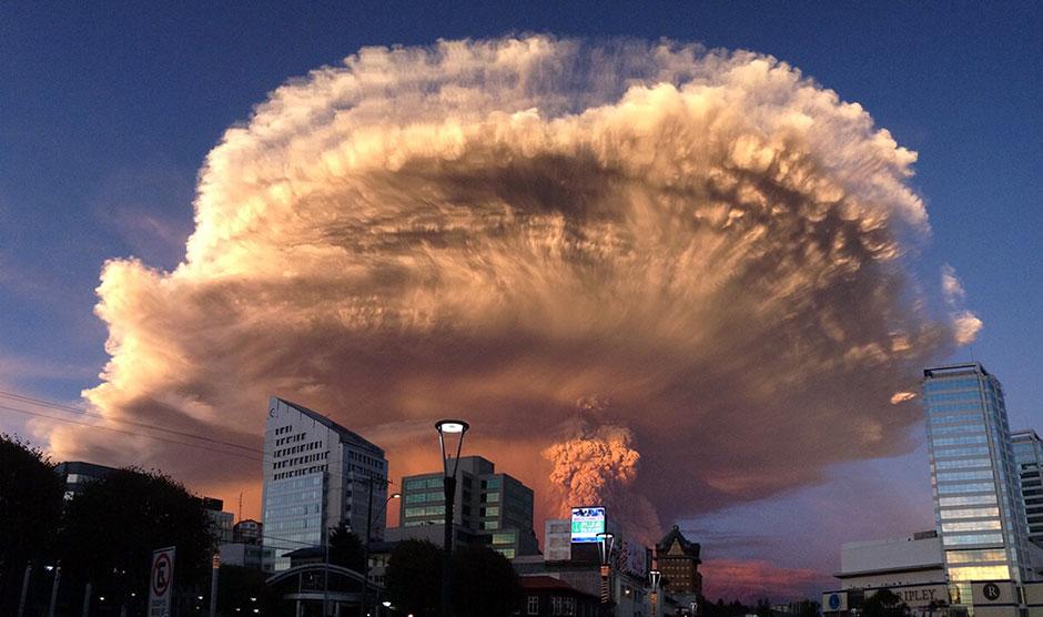 RadioTemuco's tweet photo. @zonalacustre Sernageomin: a las 17:50 horas el volcán Calbuco entró en erupción..en la imagen centro de Pto Montt. http://t.co/f6suaKwpoB