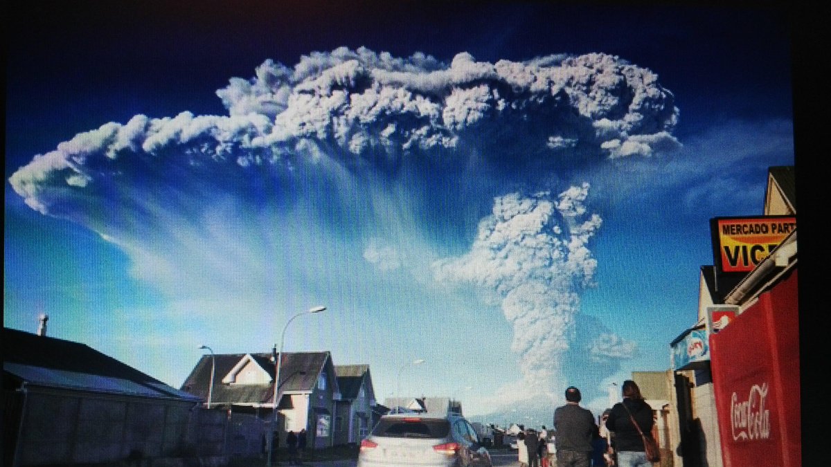 elmonitouga's tweet photo. @Sietecase ves al barbudo con brazo extendido sobre la.nube de cenizas? El Calbuco hoy. http://t.co/7LCaqnNGZe