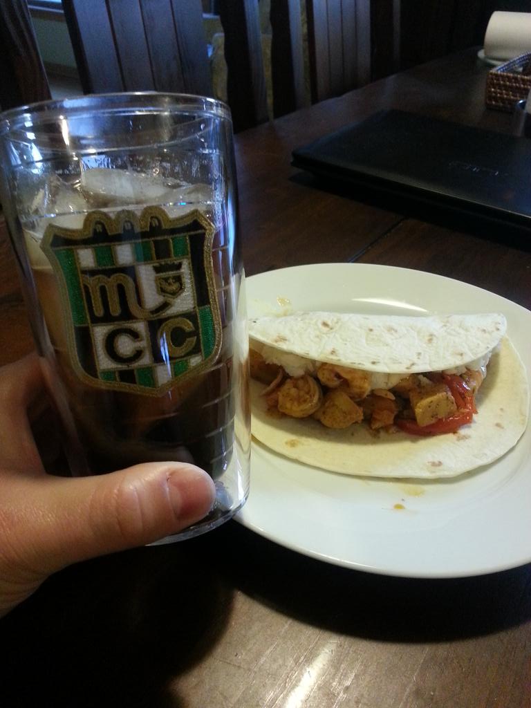 CJ_81's tweet photo. @mrsjunker @dross_sense @SkolKlein celebrating my Eagle, Birdie start 2nite with a fish taco &amp; a lil #SaveMCC whiskey http://t.co/SKjmBR4MZE