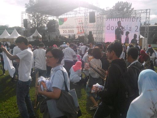 anom_mp's tweet photo. PIC: Persiapan angklung di stadion siliwangi, semangat sadayana ! #AAC2015 @Your_Bandung @AACarnival2015 http://t.co/QiaMG7hhab