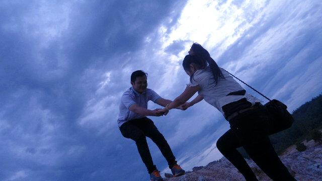 " Sebab mengulang-ulang doa itu sperti mengayuh sepeda selalu dan selalu akan membawamu ke arah yang ingin kau tuju "