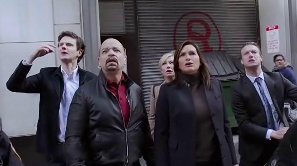 MariskaMission's tweet photo. #SVUEncore
#GameOnSVU
#TrendItLikeItsHot
#IntimidationGame
#SVURerun http://t.co/0PjI2qrIHw