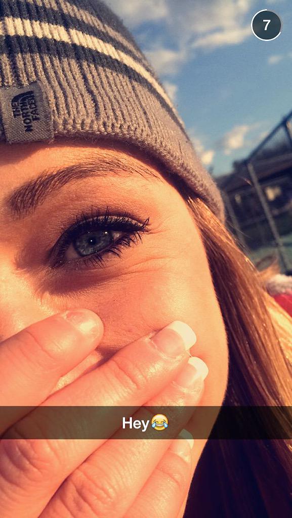 abbydarling33's tweet image. upset that my nail is broke :(( #realissue