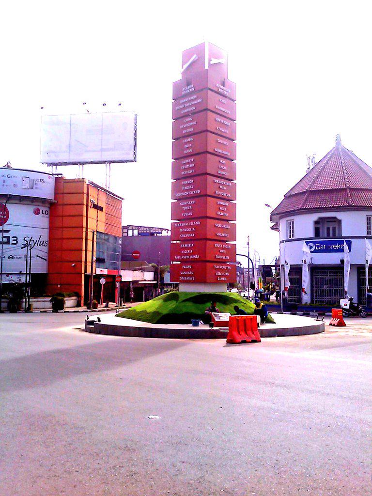 infobandung's tweet photo. RT @lekker188: Tugu Simpang5 dpan cafe kami tlah rampung (^_^)/ #lalinBDG #KAA2015 #KonferensiAsiaAfrika #bandung http://t.co/ScCAMUn5XI