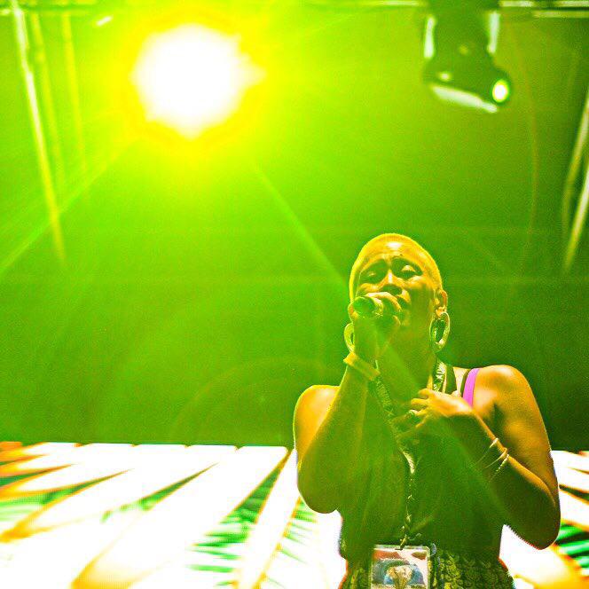 Jahkogba's tweet photo. Inolvidable la banda @pachabanda en el pasado Rototom. En el micrófono la cantante Magia, fotografía de @naianaianaia http://t.co/9KaRGbTLzh