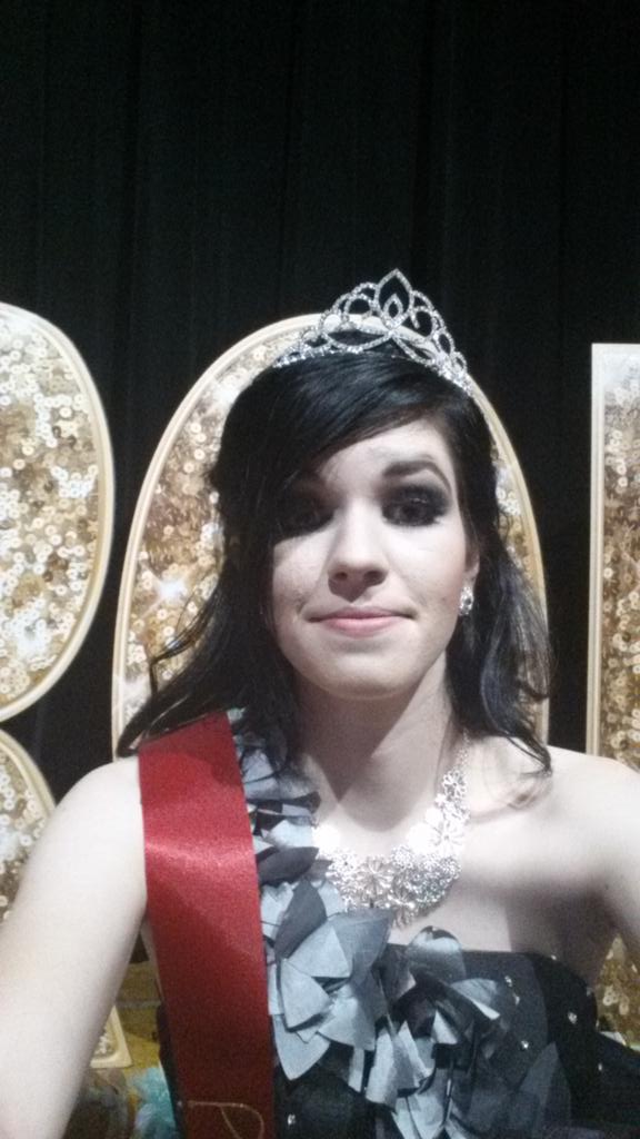 JesstheSoldier's tweet photo. #prom2k15 #PromQueen2015 http://t.co/rN3Zt7MWMN