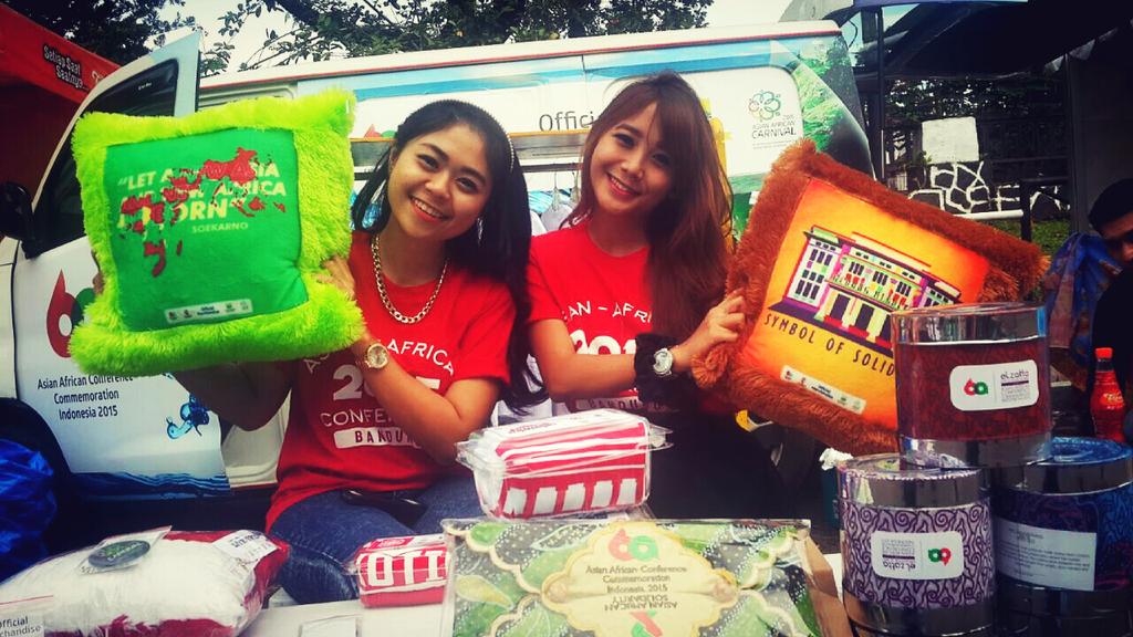 ClickBandung's tweet photo. Asiik @AACCmerchandise: Meet these two beautiful ladies at #AACCmerchandise mobile store  http://t.co/f7gywH77UD