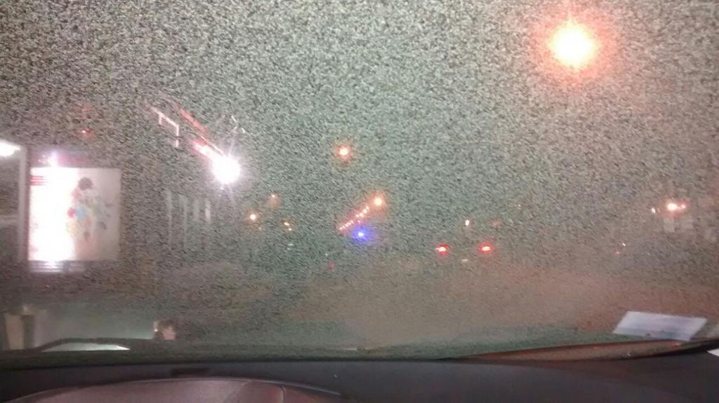 guadaperiodismo's tweet image. Así cae la ceniza sobre los autos en San Martin de los Andes.