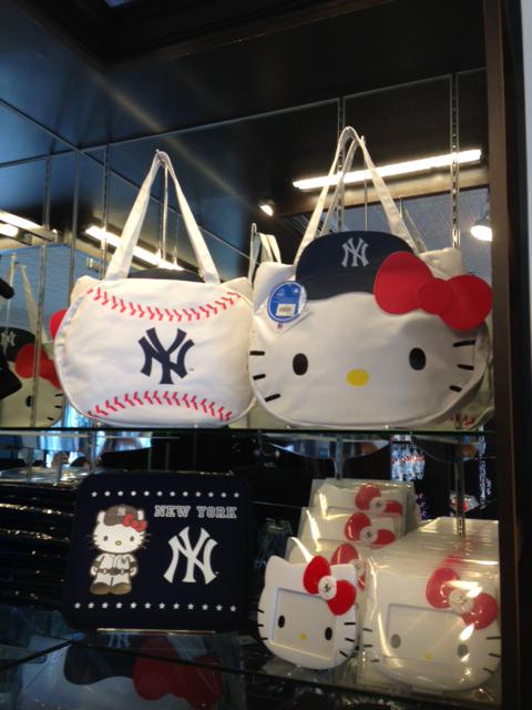 MLB cafe TOKYO東京ドーム店の物販コーナーで、MLB/ハローキティの