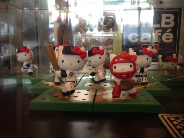 MLB cafe TOKYO東京ドーム店の物販コーナーで、MLB/ハローキティの