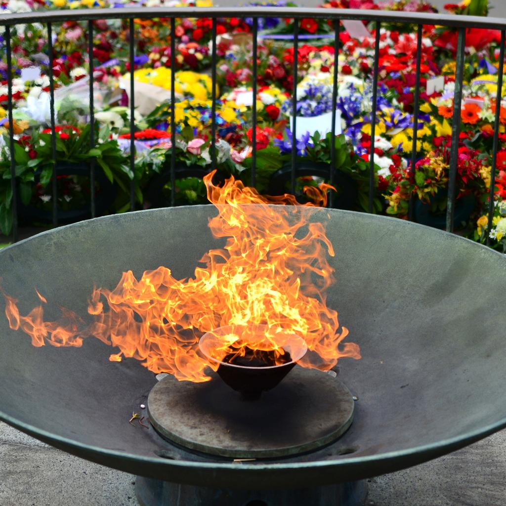 cityofmelbourne's tweet photo. Eternal Flame at the Shrine #Melbourne #anzacday #lestweforget  https://t.co/G2vIDcd4tx http://t.co/wrzBpgJDks