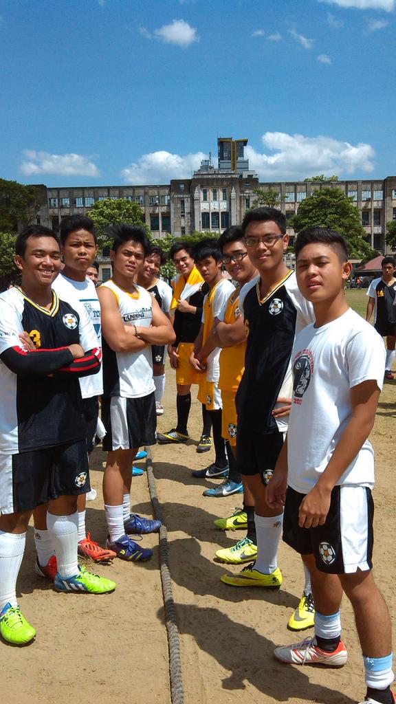 _chaaarlene's tweet photo. EAAAAZYYY #tugofwar #champions #FBC11 http://t.co/rDeSdObPov
