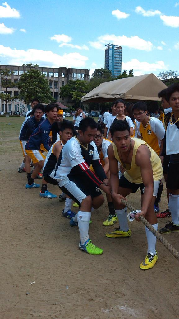 _chaaarlene's tweet photo. EAAAAZYYY #tugofwar #champions #FBC11 http://t.co/rDeSdObPov