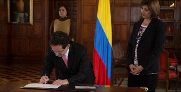 elheraldoco's tweet photo. Toma posesión el nuevo embajador de #Colombia en #Venezuela http://t.co/NBYEfmQlw9 http://t.co/5dkc2AEX7J