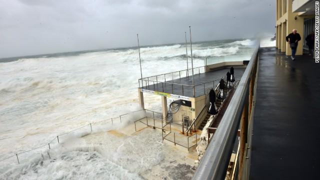 cnni's tweet photo. About quarter million Australian homes, businesses lose power after "once in a decade” storm http://t.co/MAOBPPFrOC http://t.co/0Zerqc0oXJ
