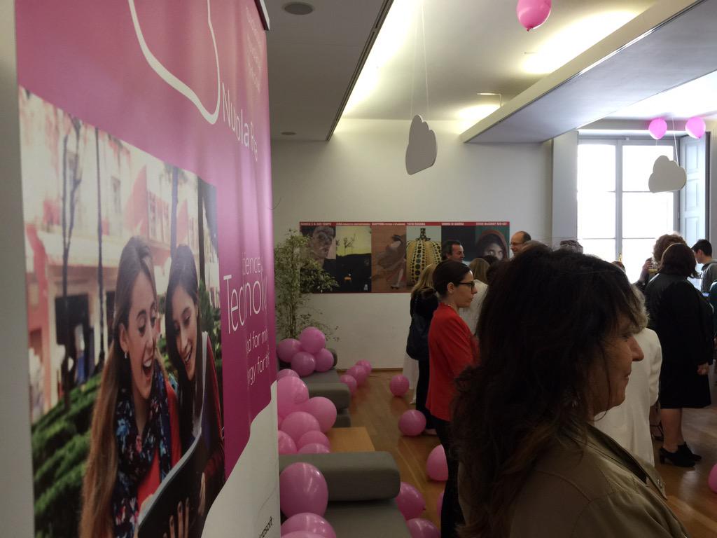 fulviogiuliani's tweet photo. Presentazione #nuvolarosa! @microsoftitalia @purassan @chiaram @chiararo @GiusiLegrenzi Il Digitale fa crescere! http://t.co/zdzmEDvEaJ