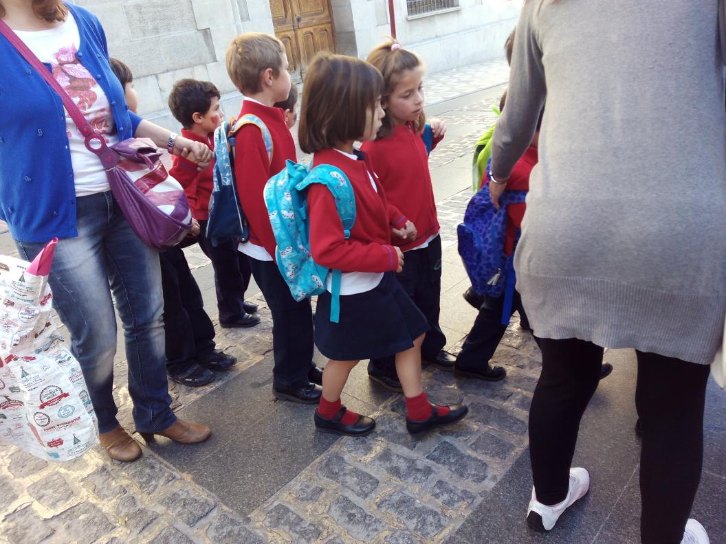 ColeVandelvira's tweet photo. Más de 650 poetas del Colegio Cooperativa Andrés de Vandelvira reparten poesía por Jaén en el día del libro. http://t.co/pLC1jzlAfu