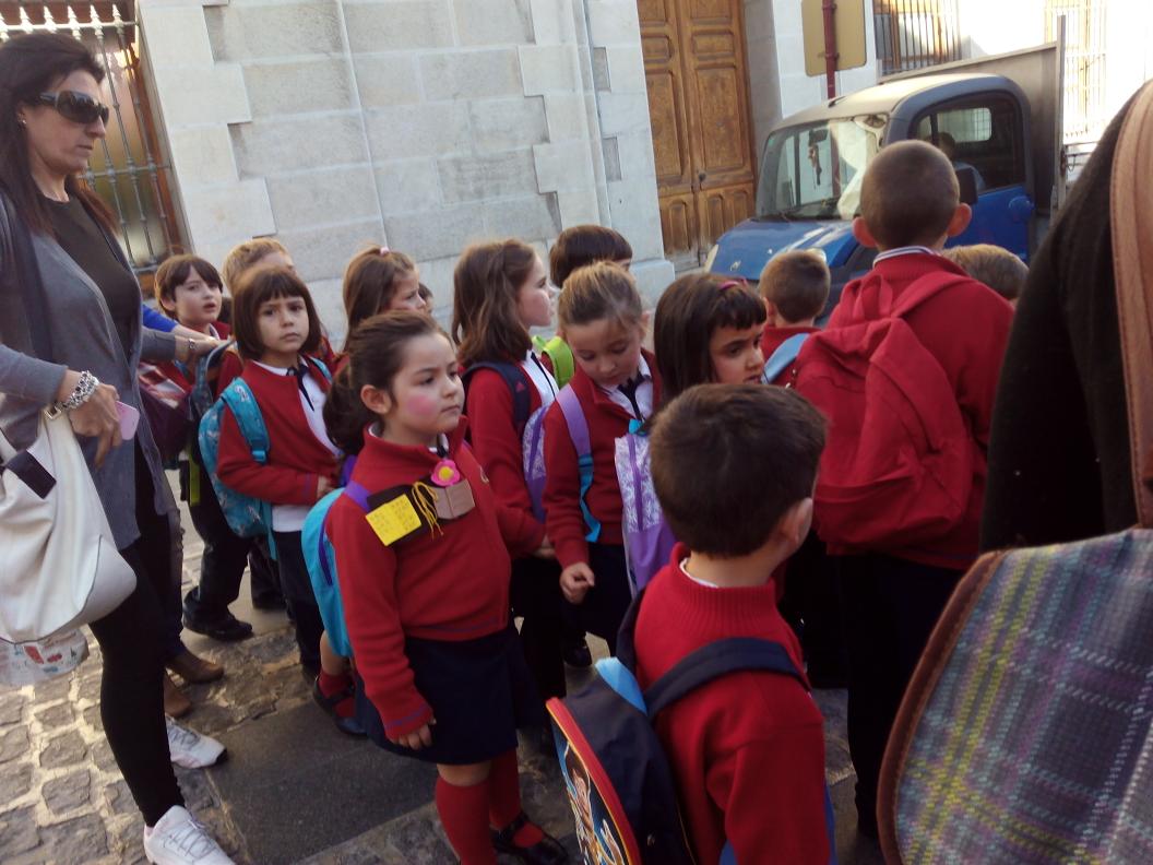 ColeVandelvira's tweet photo. Más de 650 poetas del Colegio Cooperativa Andrés de Vandelvira reparten poesía por Jaén en el día del libro. http://t.co/pLC1jzlAfu