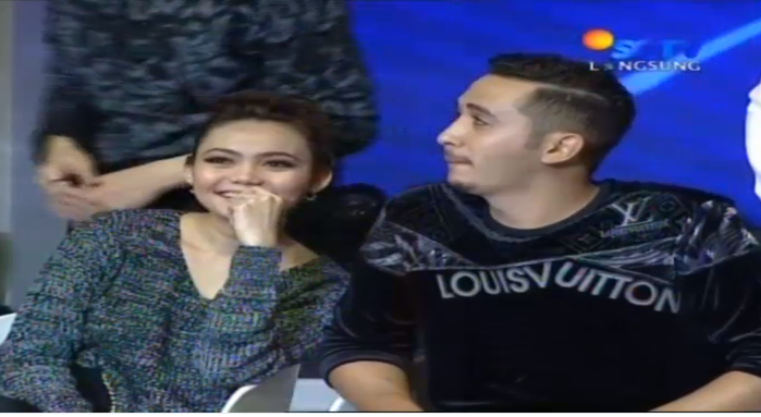 TeamUpRinaNose_'s tweet photo. "@SCTV_: Waah ternyata Fahmi sebelum cinta sama @Rina_Nose karena memang sudah nge fans tweeps #SoSempruuul http://t.co/9WVe7prVsV"