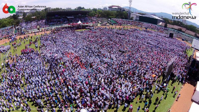 🙌"<a href="/skatedayindo/">Skate Day Indonesia</a>: Bandung #AngklungForTheWorld memecahkan rekor dunia dengan 20.000 partisipan :) #KAA2015 "