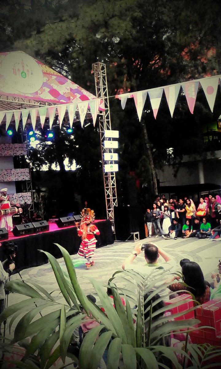 dodyrusli's tweet photo. Traditional dance from Srilangka #MeetAnd GreetCiwalk #AAC2015 @AACarnival2015 @your_bandung http://t.co/zdMRBINa9t