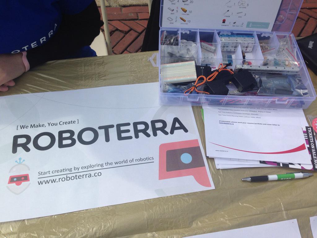 bwoord's tweet photo. @Emeij @___pi kwam deze start-up tegen in NYC vorige week - zelf robotjes bouwen en programmeren - iets voor jullie? http://t.co/1w6JD5GbnG
