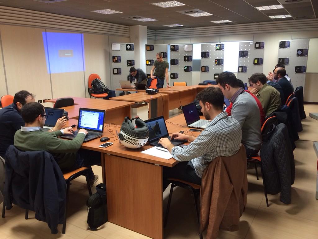 CalabriaStartup's tweet photo. Sta per iniziare il #bizspark IT Camp di @microsoftitalia http://t.co/zcm3NR7Dir