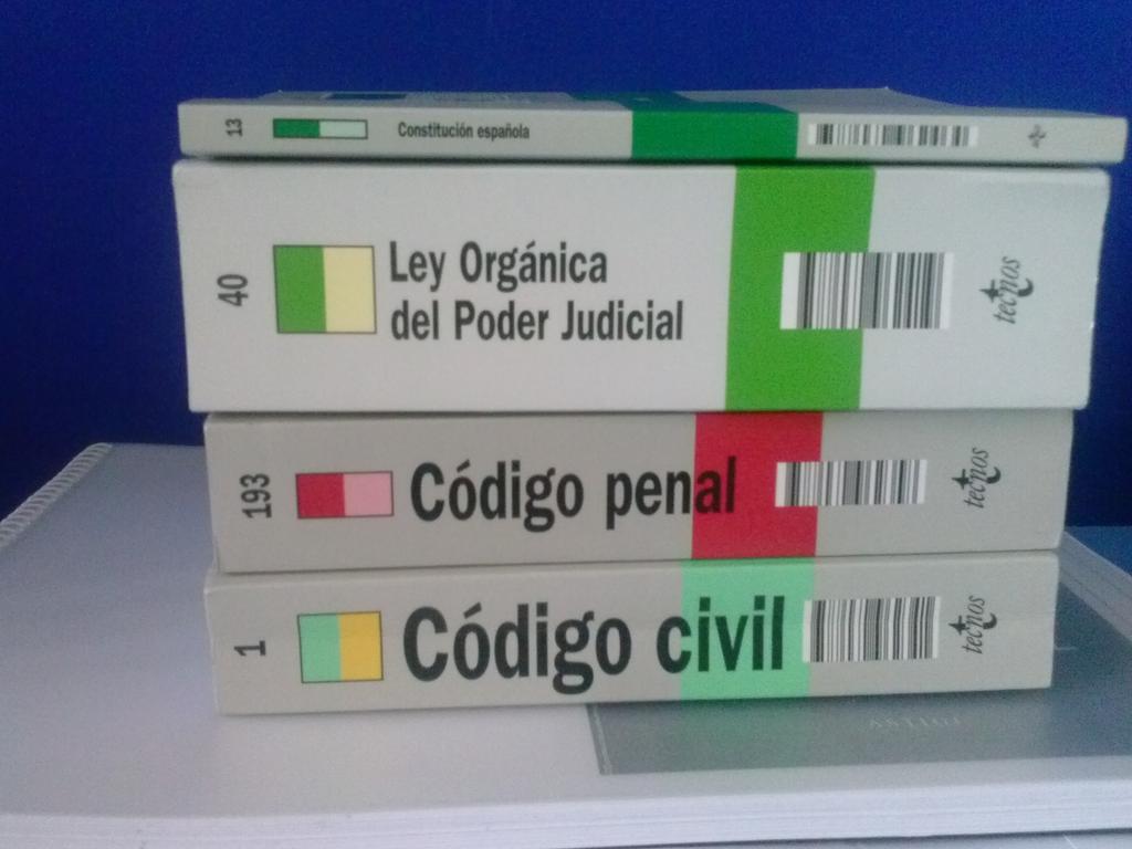 AlbertoCadiz96's tweet photo. Feliz dia del libro juristas!! @Juristanloqcido http://t.co/etTh58zpaR