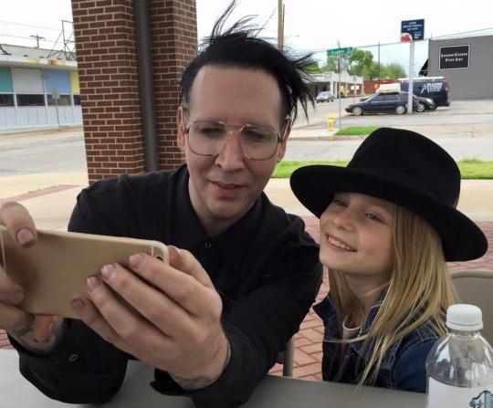 carvalladolid's tweet photo. ¿Marilyn Manson o Joaquín Reyes haciendo de Marilyn Manson? no es fácil. http://t.co/OovJmeIomf