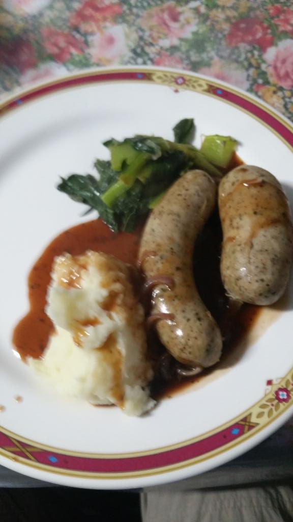 CF_vs_Everest's tweet photo. Base camp food. Not bad, sadly not on offer higher up! http://t.co/vK28G6xTEY