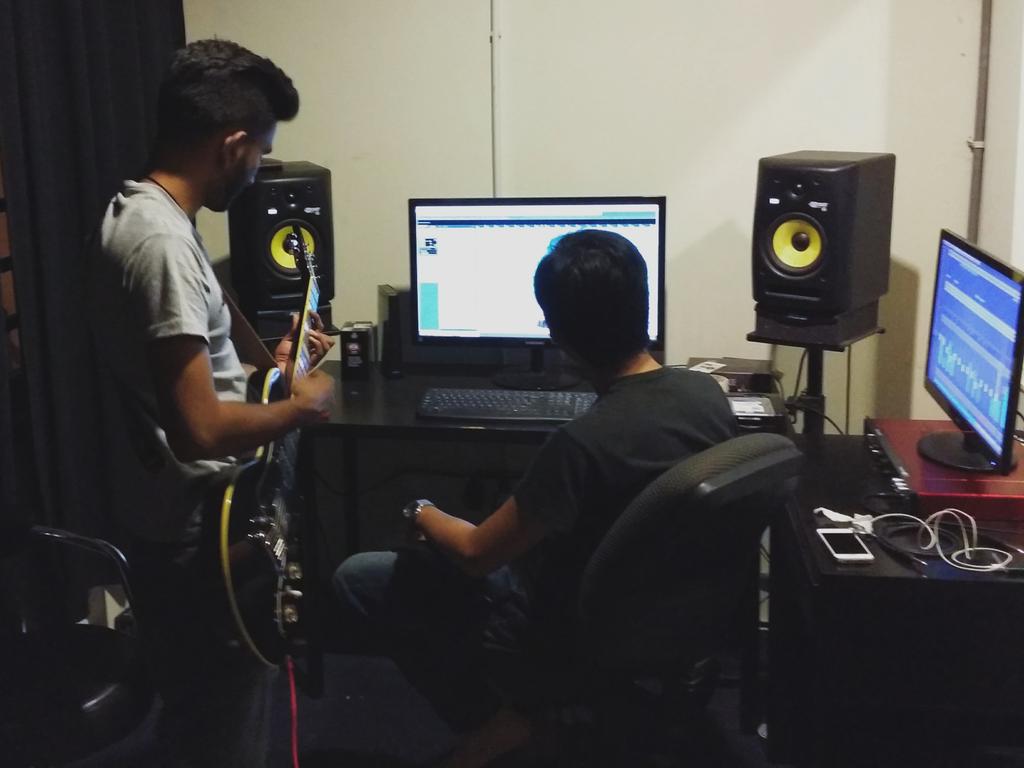 CasaAudio's tweet photo. As far as recording goes, we got it going on nearly every day. Guitar tracking yesterday with @RhythmNation7. http://t.co/80zhnAHgjA