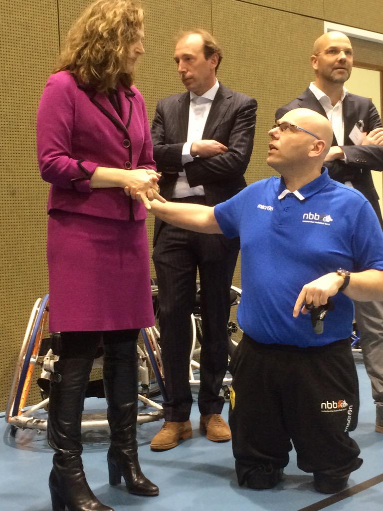 Bondscoach <a href="/Rolstoelbsktbal/">Nederlands Rolstoelbasketbal Team</a> Gertjan van der Linden praat minister Schippers bij op <a href="/Papendal/">Papendal</a> <a href="/Paralympisch/">Paralympic TeamNL</a> <a href="/nocnsf/">NOC*NSF</a>