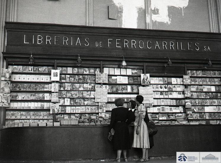 Librería de Ferrocarriles en la estación del Norte de #Madrid en 1954 #FototecaMuseo #FelizDiaDelLibro