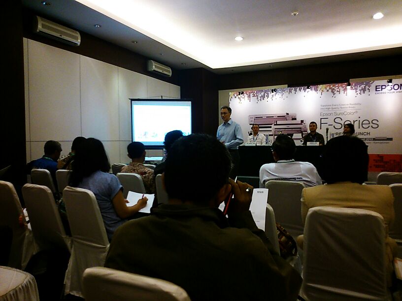 EpsonIndonesia's tweet image. Shaun See, GM C&amp;amp;I products Epson South East Asia menjelaskan overview ttg digital textile. #Indointertex #launch