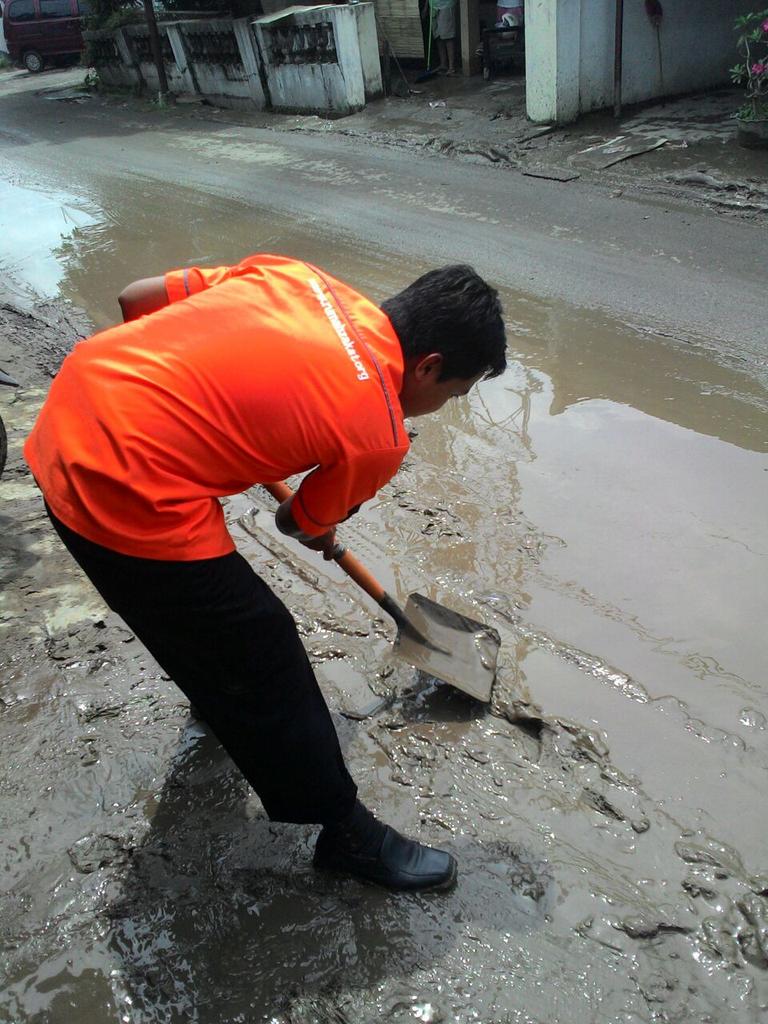 RZ_Solo's tweet photo. Relawan @RZ_Solo @rumahzakat  support dalam proses evakuasi rumah warga yg terkena banjir. http://t.co/Wrns00jlkq