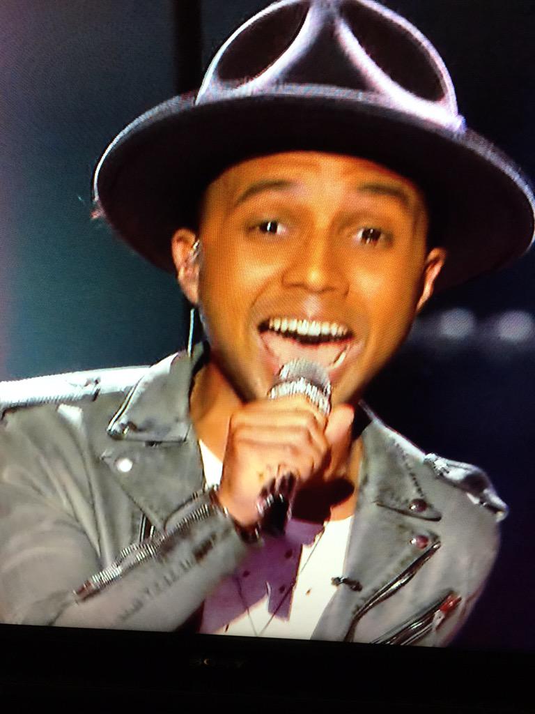 Fox11TalkNow's tweet photo. THAT KILLER END VOCAL!! @RayvonOwen goin' is own way tonight! #Idol #idolFOX11 #IdolFanSave http://t.co/9J2Y7gIFga