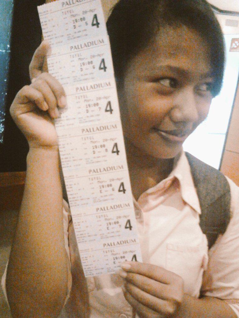 irma_odell's tweet photo. @ReneePictures saya udah nonton nih.. saya mau ikutan voucher Zalora. Nih foto saya http://t.co/05aV1nzdIt