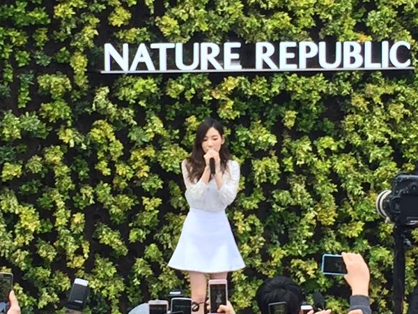 [PIC][23-04-2015]TaeYeon ghé thăm cửa hàng mỹ phẩm "NATURE REPUBLIC" ở Myeongdong vào trưa nay CDQGwiOVEAAB-BV