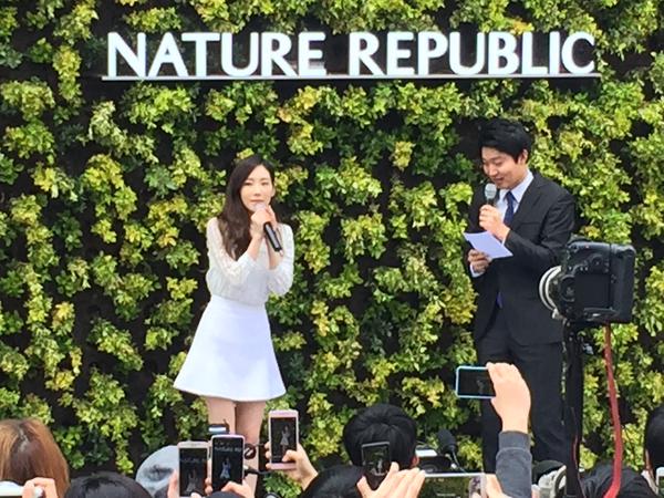 [PIC][23-04-2015]TaeYeon ghé thăm cửa hàng mỹ phẩm "NATURE REPUBLIC" ở Myeongdong vào trưa nay CDQHPA0UUAA-tgW