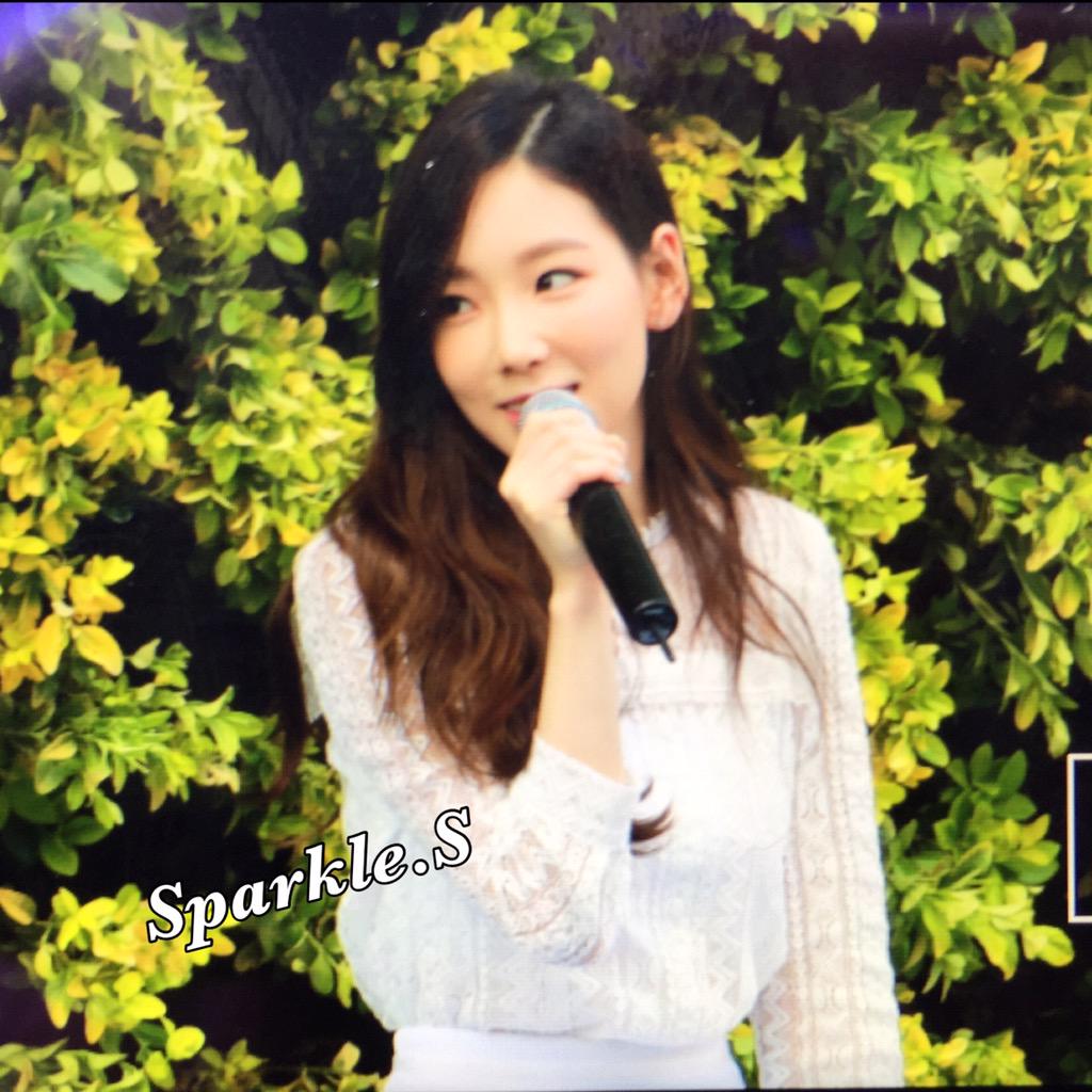 [PIC][23-04-2015]TaeYeon ghé thăm cửa hàng mỹ phẩm "NATURE REPUBLIC" ở Myeongdong vào trưa nay - Page 3 CDQK7K0VAAArY-S