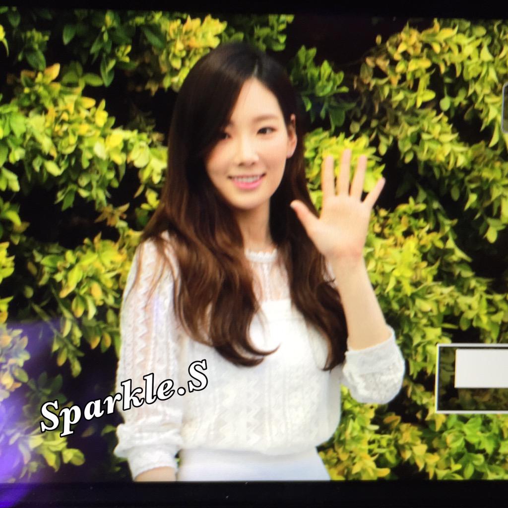 [PIC][23-04-2015]TaeYeon ghé thăm cửa hàng mỹ phẩm "NATURE REPUBLIC" ở Myeongdong vào trưa nay - Page 3 CDQK7NQVEAA4-cX