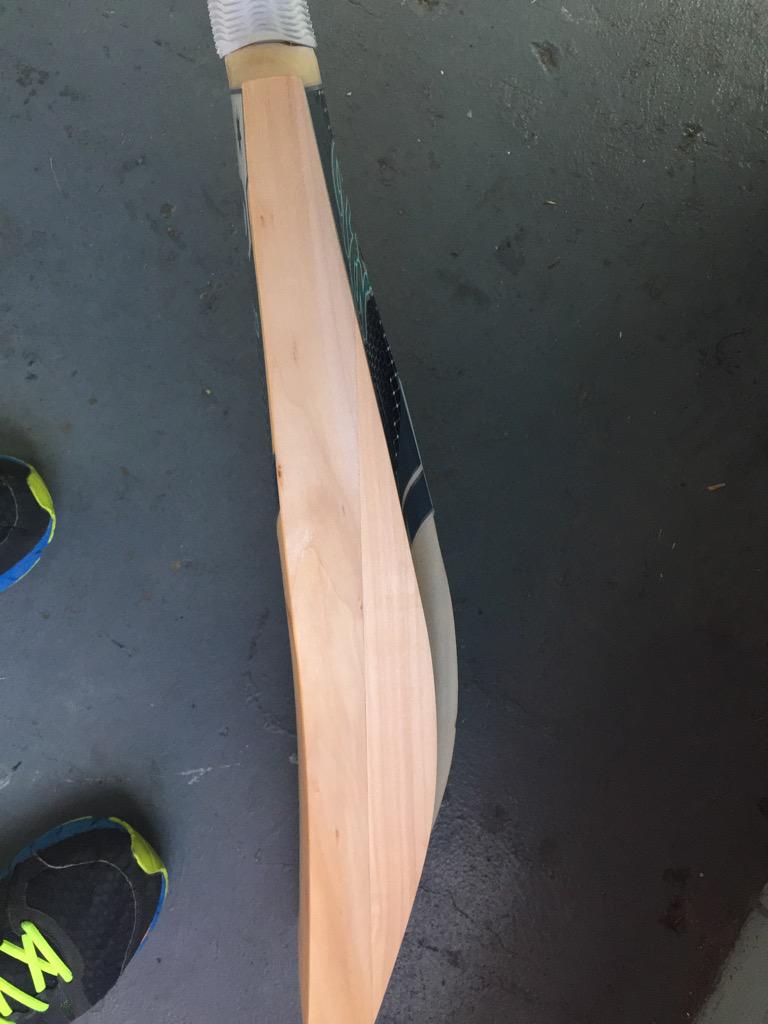 DanielCon93's tweet photo. Making @davidwarner31 bat look small http://t.co/EvTzaiNswy