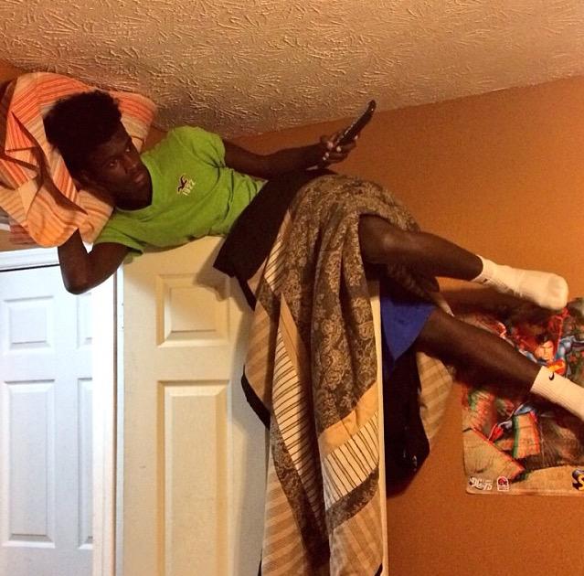 Blackcharcoal_'s tweet photo. When a spider run across yo room and U tryna watch tv http://t.co/auNZkmX8Ye