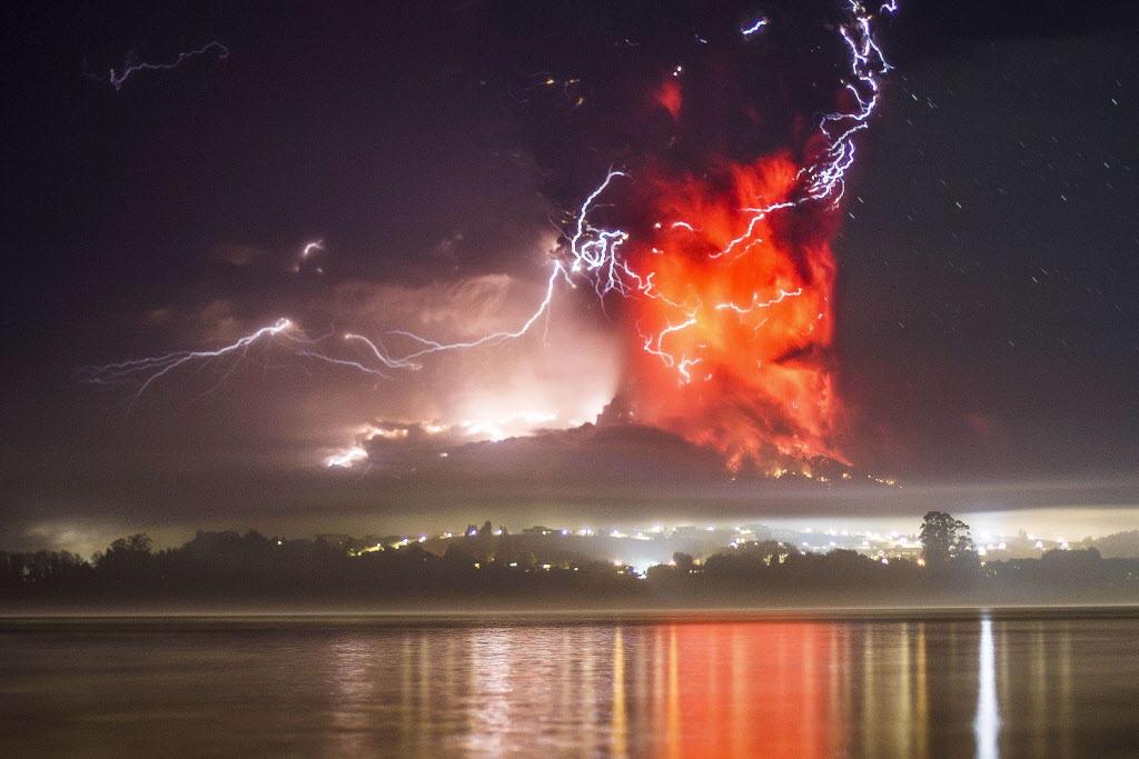 Suntimes's tweet photo. Some updated images of the #Calbuco volcano eruptions in Chile: http://t.co/pQPwL3MDVN Otherworldly scene. http://t.co/GShK8idOEP