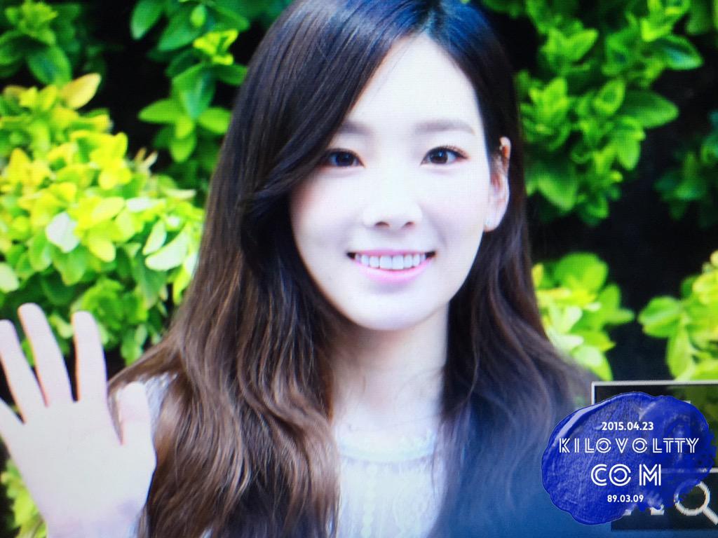 [PIC][23-04-2015]TaeYeon ghé thăm cửa hàng mỹ phẩm "NATURE REPUBLIC" ở Myeongdong vào trưa nay CDQNdI_UgAABzOf