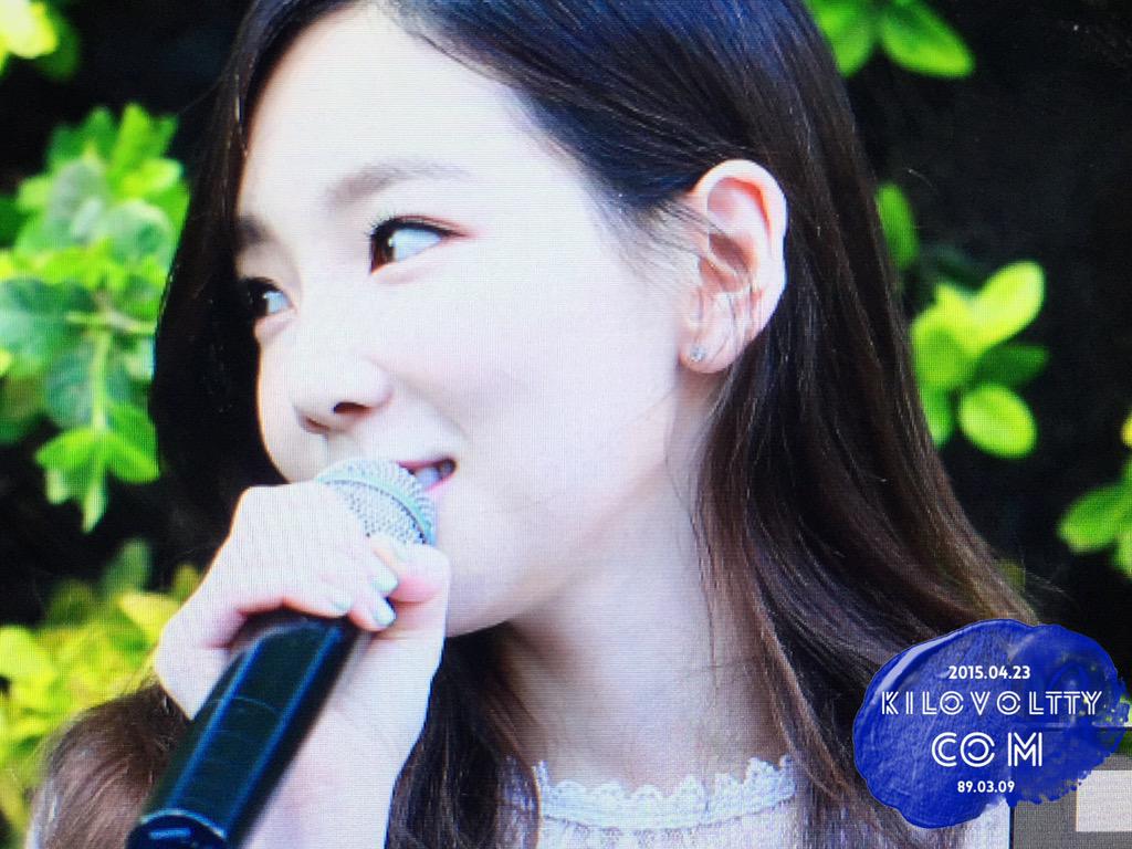 [PIC][23-04-2015]TaeYeon ghé thăm cửa hàng mỹ phẩm "NATURE REPUBLIC" ở Myeongdong vào trưa nay - Page 2 CDQNdI_UgAIJ34c