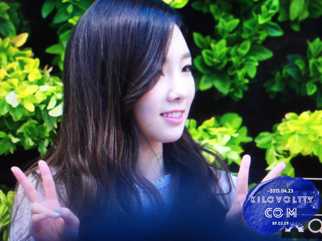 [PIC][23-04-2015]TaeYeon ghé thăm cửa hàng mỹ phẩm "NATURE REPUBLIC" ở Myeongdong vào trưa nay - Page 3 CDQNdJBUUAAruvs